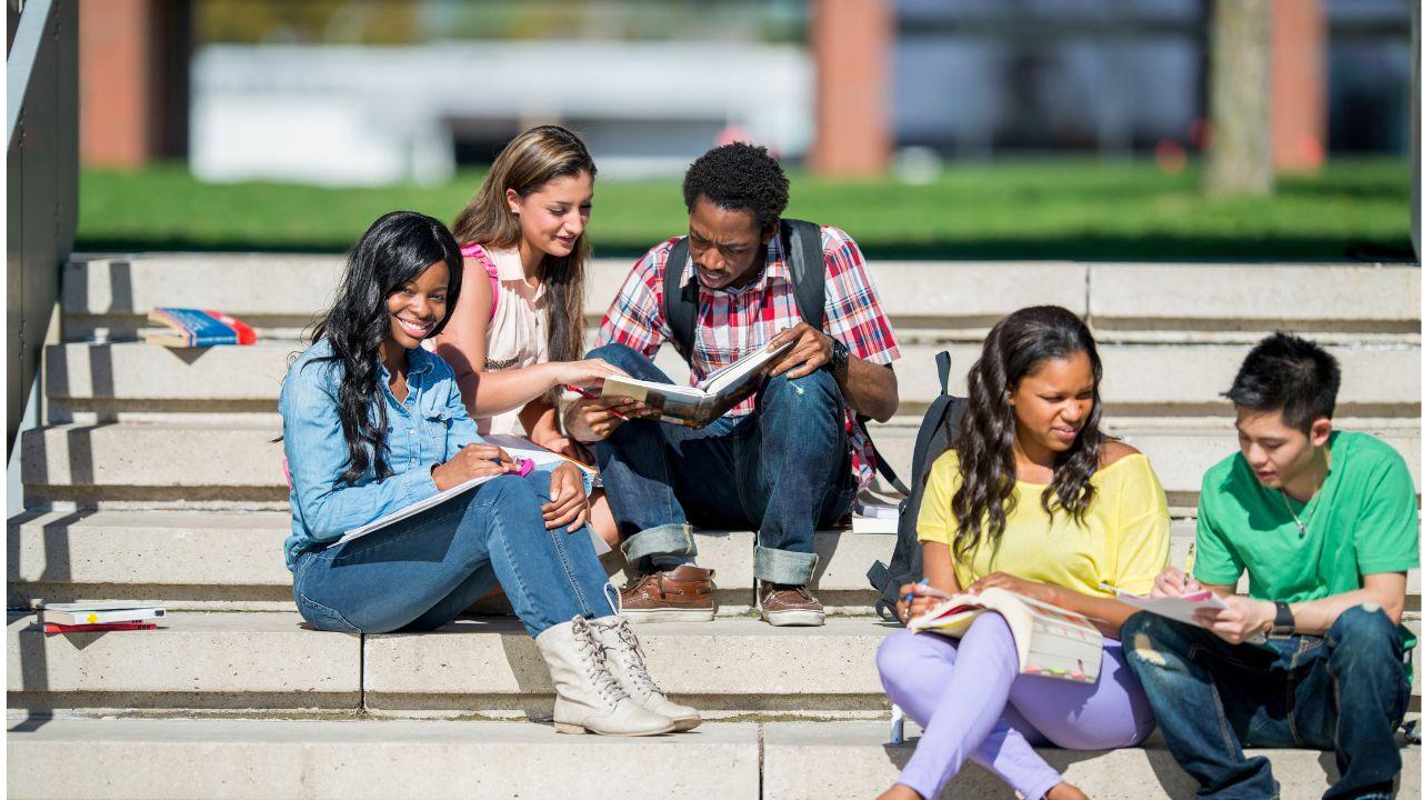 Kehidupan Mahasiswa Di Kota Besar Indonesia: Tantangan Akademik Dan Dinamika Sosial