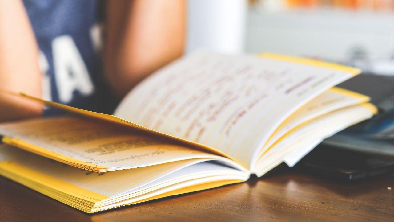 Manajemen Waktu Mahasiswa Indonesia Dalam Menyeimbangkan Kuliah Dan Aktivitas Nonakademik