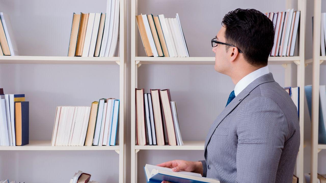 Kehidupan Mahasiswa Semester Akhir Di Indonesia: Antara Skripsi, Tekanan, Dan Harapan