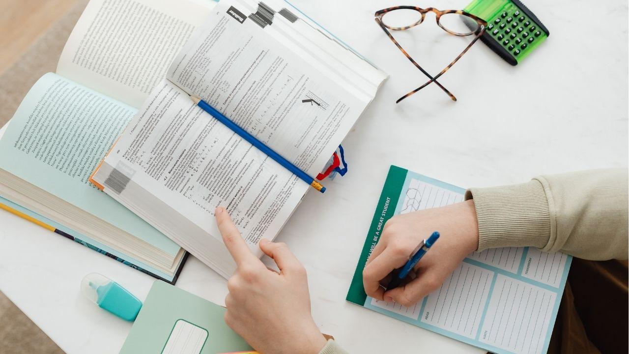 Mahasiswa Dan Peran Media Sosial: Peluang Dan Tantangan Dalam Kehidupan Kampus