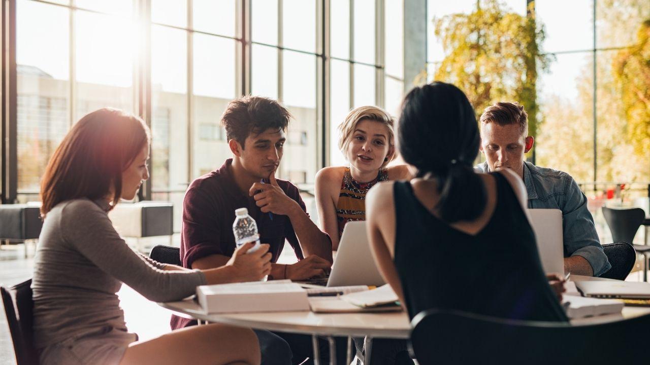 Mahasiswa Dan Pergulatan Menentukan Arah Karier Sejak Bangku Kuliah