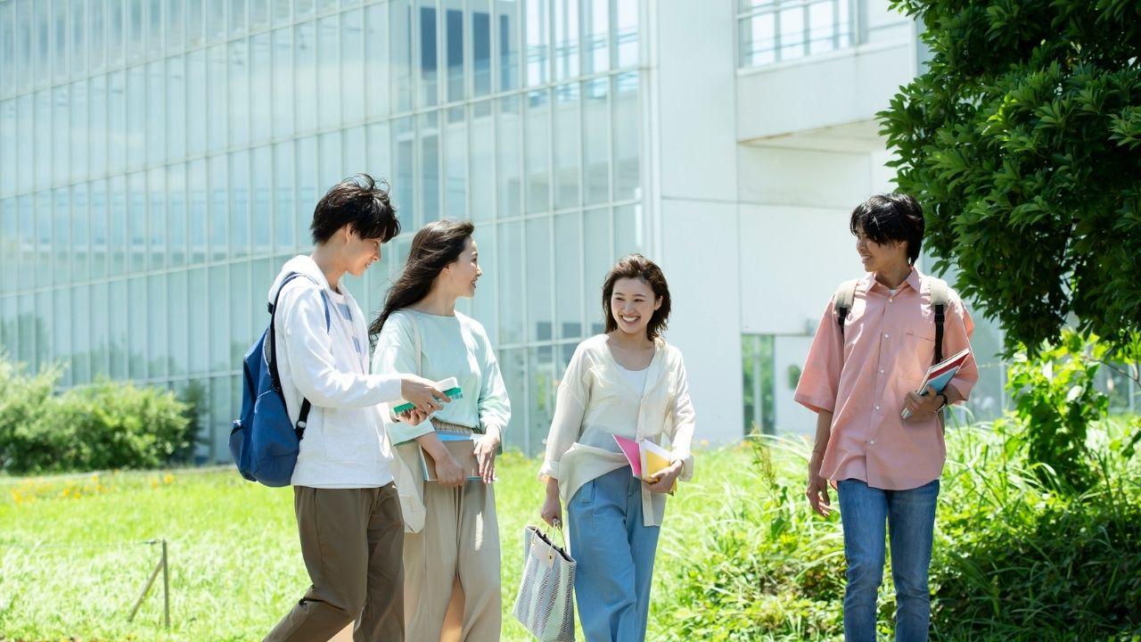 Kehidupan Mahasiswa Indonesia: Proses Adaptasi Dari Dunia Sekolah Ke Dunia Dewasa
