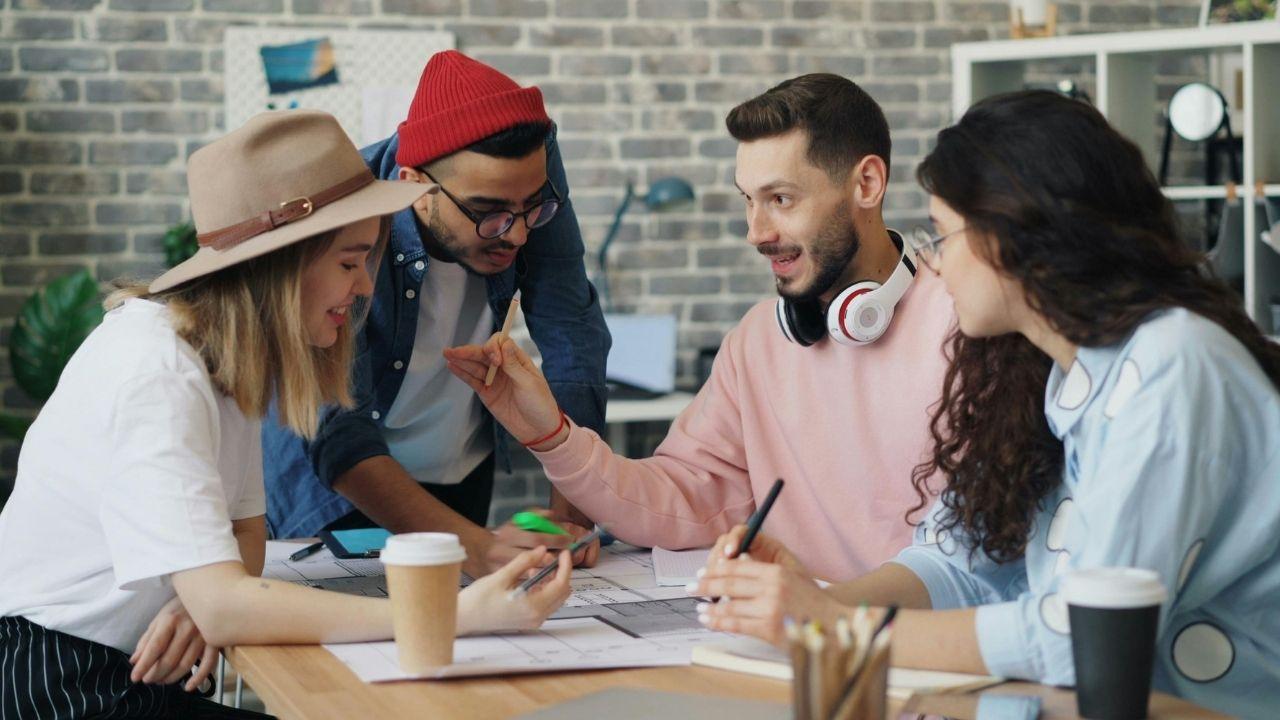 Menyelami Kehidupan Mahasiswa Di Indonesia: Antara Tekanan Akademik Dan Kehidupan Sosial