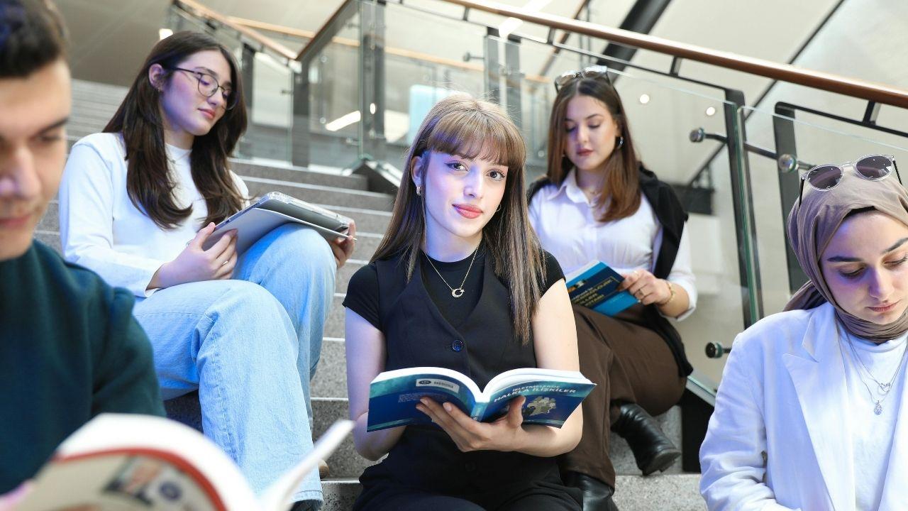 Dinamika Kehidupan Mahasiswa Indonesia: Menata Hidup Di Tengah Kebebasan Kampus