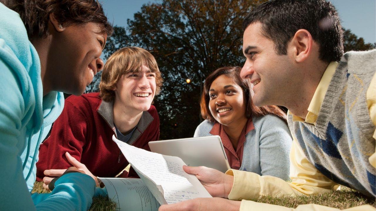 Kehidupan Mahasiswa Indonesia Dalam Mengelola Waktu Antara Kuliah, Organisasi, Dan Kehidupan Pribadi