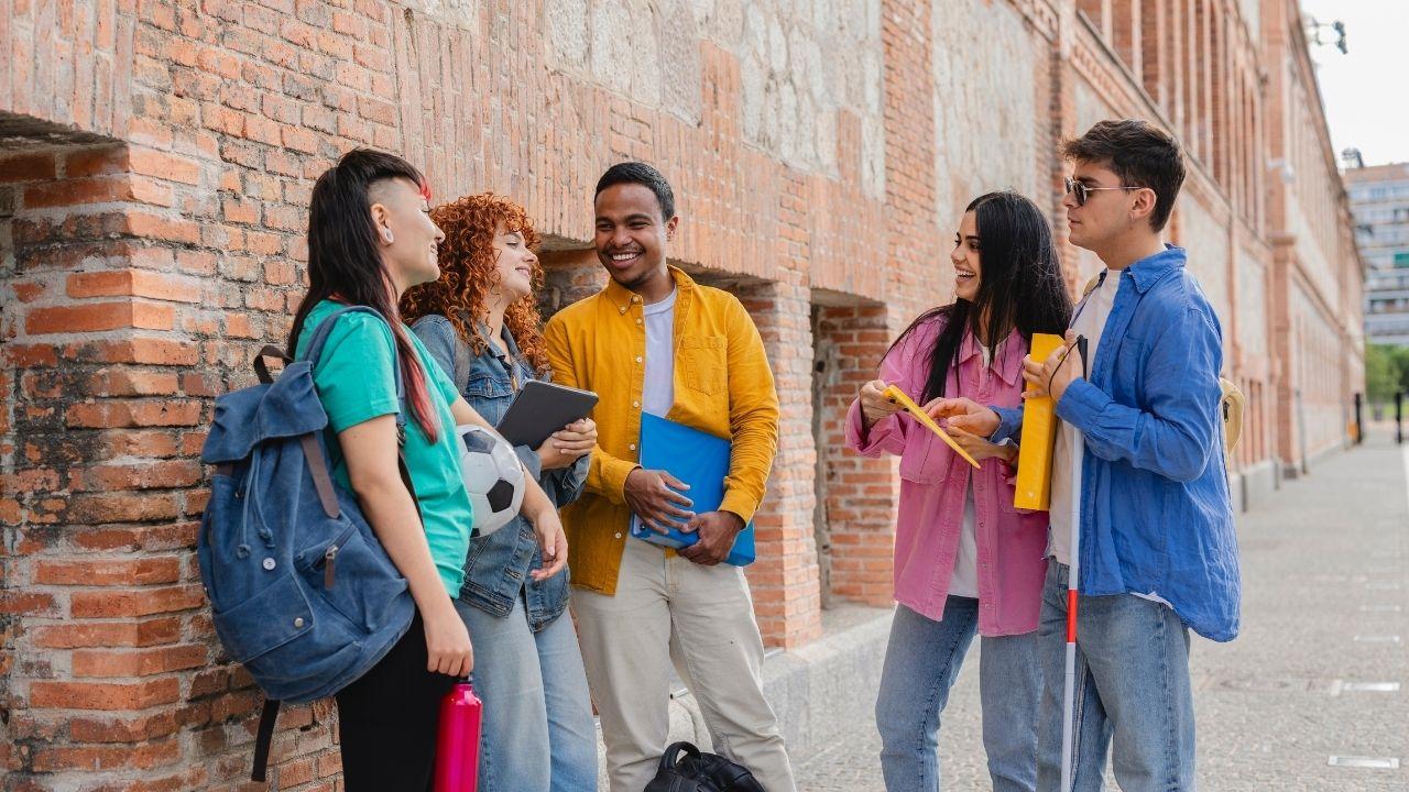 Kehidupan Mahasiswa Indonesia Sebagai Ruang Pembentukan Identitas Diri