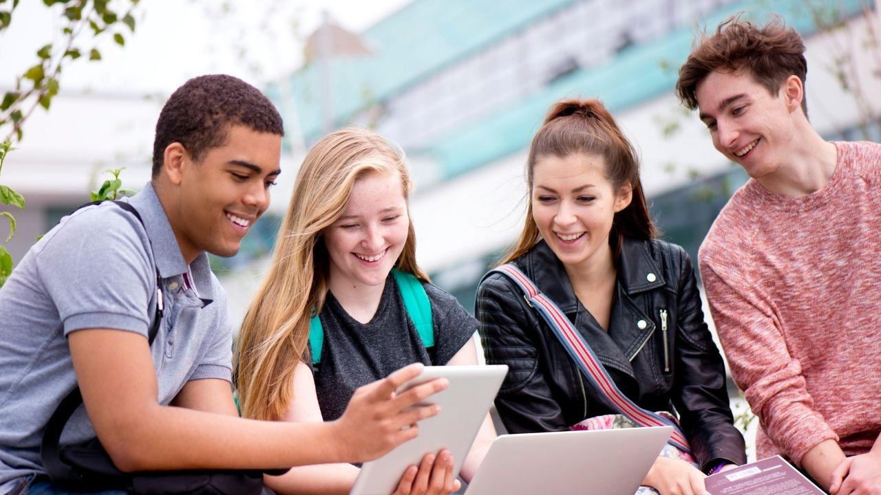 Mahasiswa Dan Kepedulian Sosial Digital: Berkontribusi Lewat Teknologi