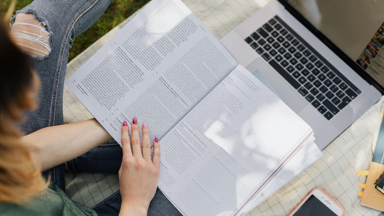 Mahasiswa Indonesia Dan Keseimbangan Hidup: Mengatur Waktu Antara Akademik Dan Kehidupan Pribadi