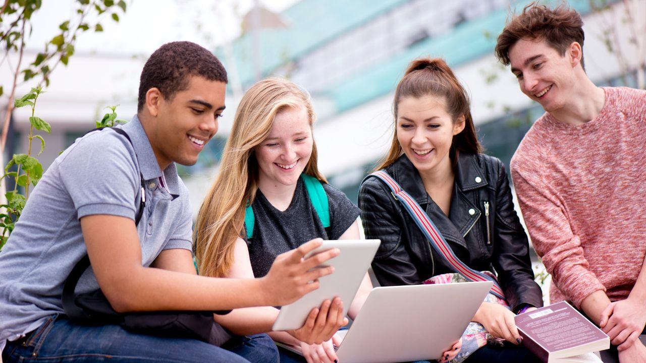 Mahasiswa Indonesia Dan Dunia Kerja: Persiapan Karier Sejak Bangku Kuliah