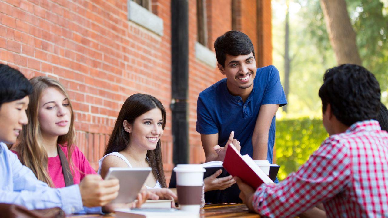 Mahasiswa Indonesia Dan Budaya Akademik: Membangun Etika Belajar Di Perguruan Tinggi