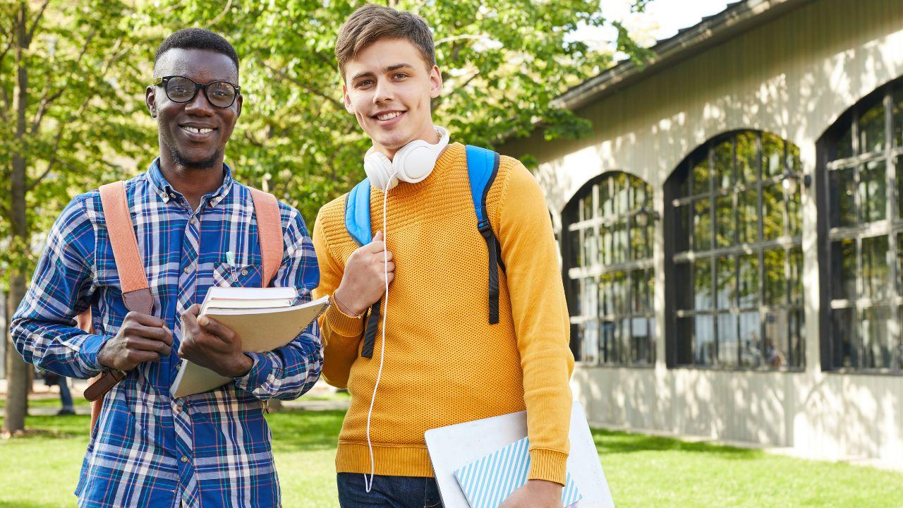 Kehidupan Mahasiswa Di Indonesia Sebagai Ruang Belajar Akademik Dan Sosial