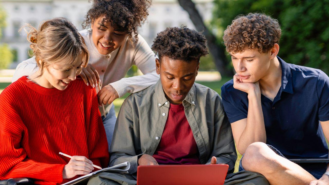 Mahasiswa Indonesia Dan Pembentukan Identitas Diri Di Lingkungan Perguruan Tinggi