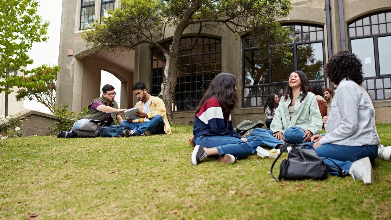Ragam Pergaulan Mahasiswa Indonesia Dalam Lingkungan Kampus Yang Multikultural