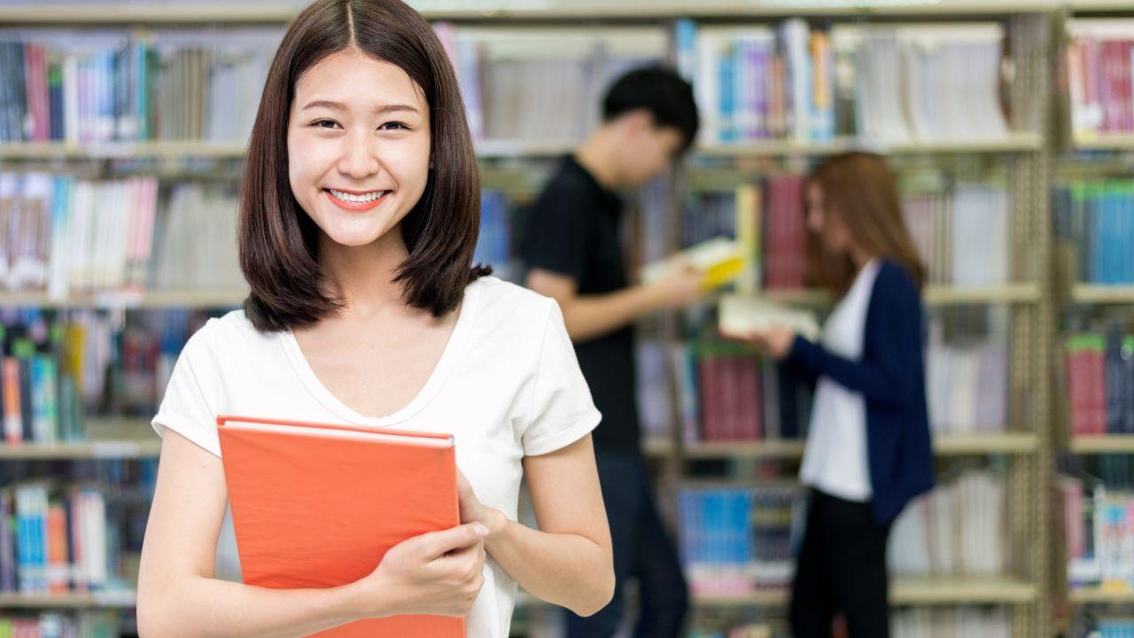 Kehidupan Mahasiswa Indonesia Dalam Menjaga Keseimbangan Akademik Dan Sosial