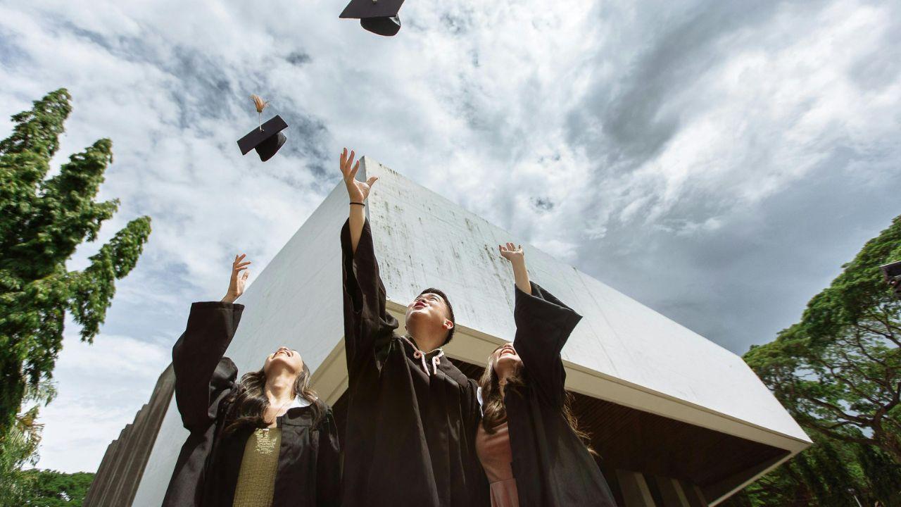 Kehidupan Mahasiswa Indonesia Dalam Menjalani Peran Akademik Dan Sosial