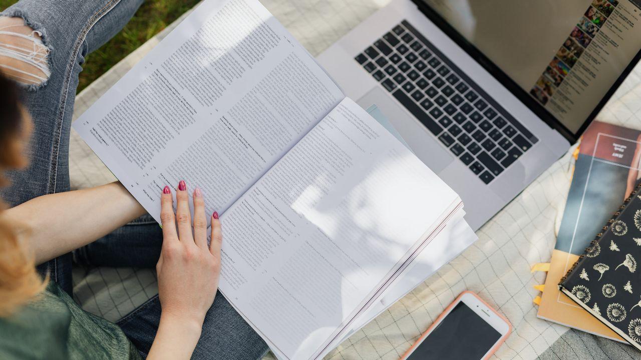 Kehidupan Mahasiswa Indonesia Sebagai Proses Pembelajaran Menuju Dunia Profesional