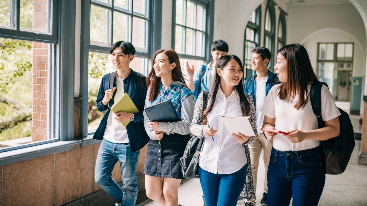 Kehidupan Mahasiswa Indonesia Sebagai Proses Adaptasi Dan Pengembangan Diri