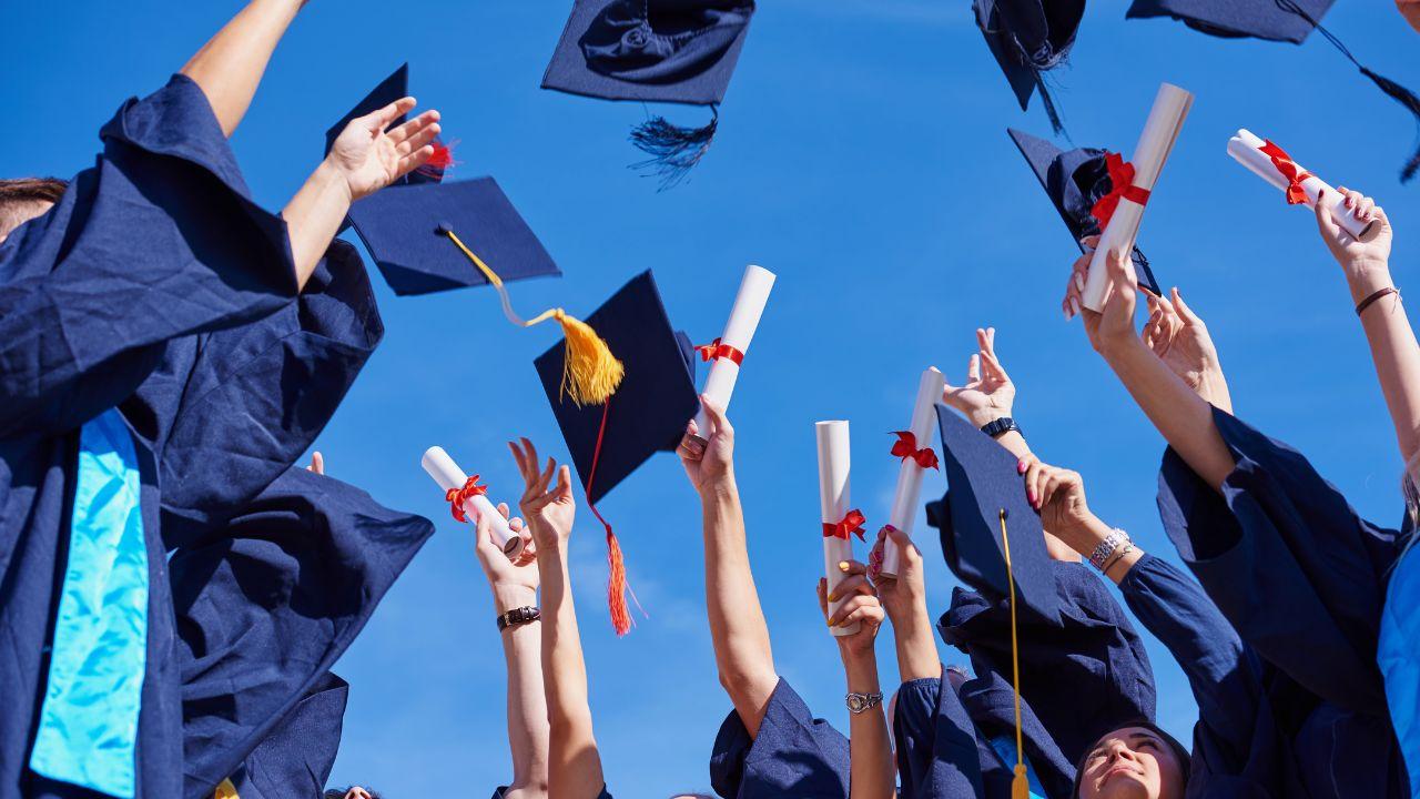 Kehidupan Mahasiswa Indonesia Sebagai Proses Belajar Mandiri Dan Bersosialisasi