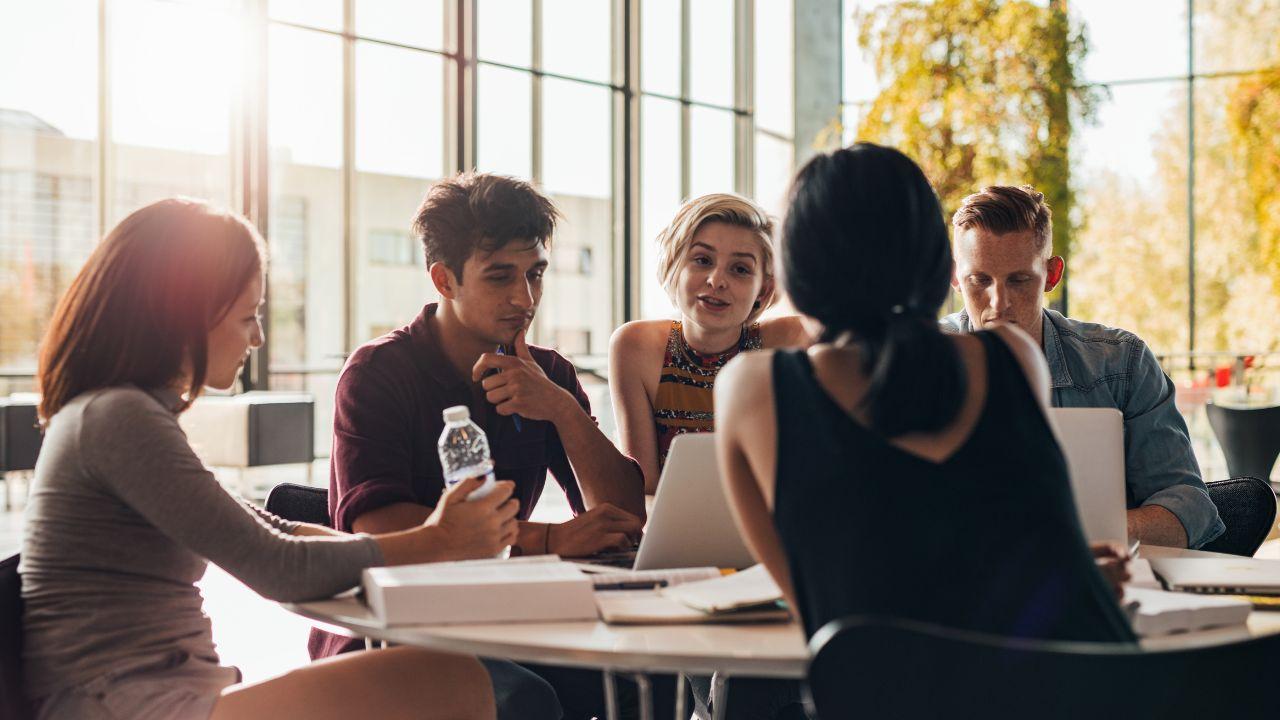 Perjalanan Mahasiswa Indonesia Dalam Menata Akademik Dan Relasi Sosial