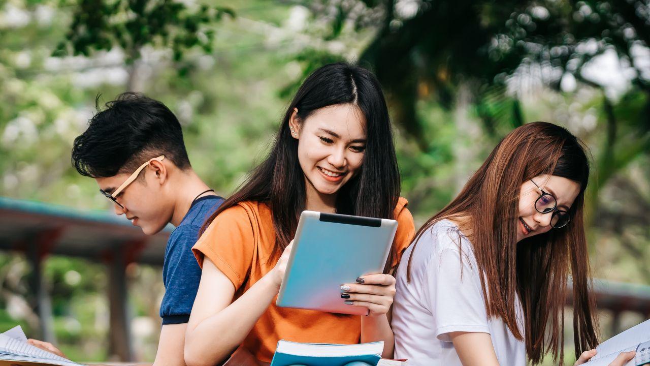 Mahasiswa Indonesia Dalam Pola Studi, Lingkungan Kos, Dan Aktivitas Kampus