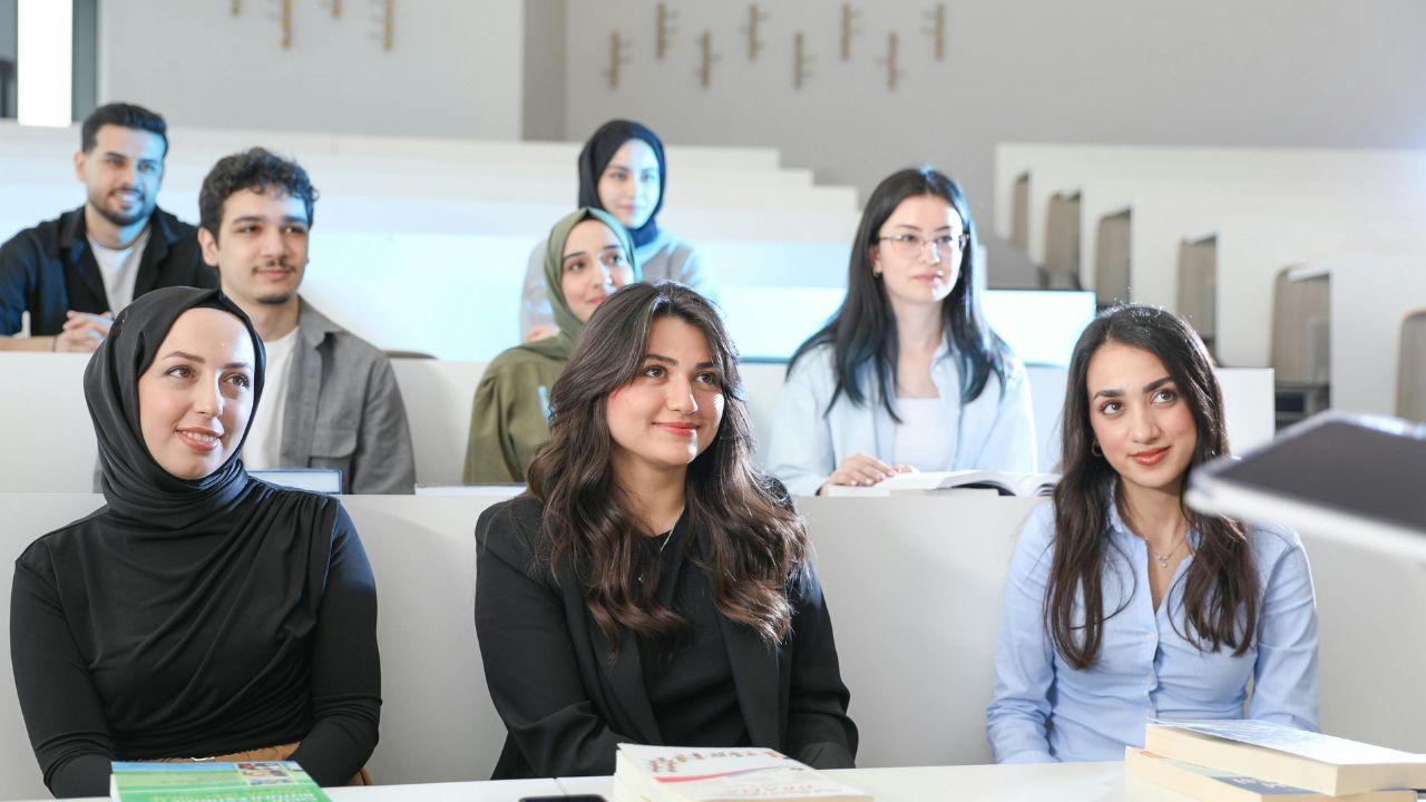 Mahasiswa Indonesia Dalam Aktivitas Akademik Dan Tantangan Kampus