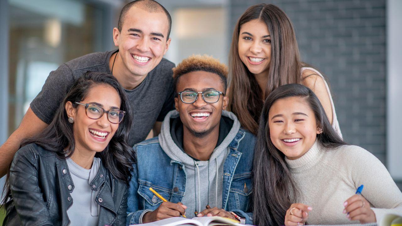 Side Hustle Mahasiswa: Mengubah Kreativitas Menjadi Penghasilan