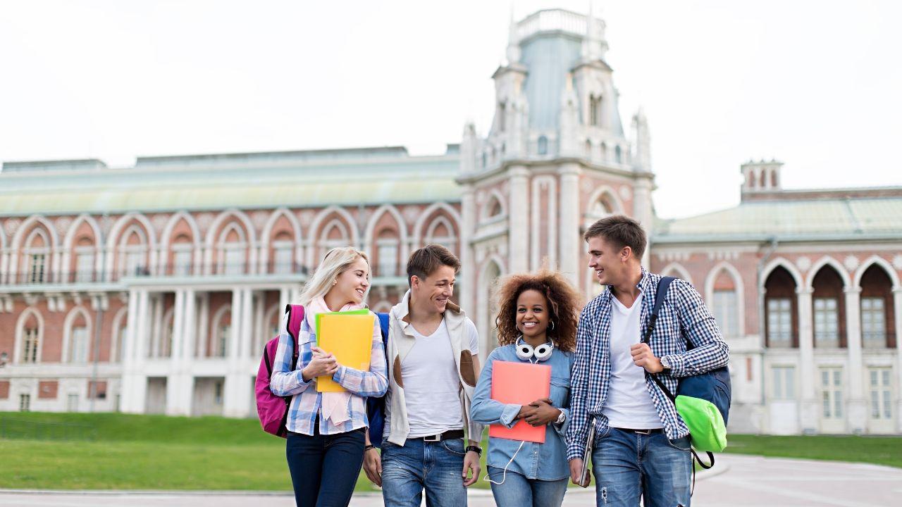 Mahasiswa Dan Etos Kerja: Membangun Disiplin Di Era Multitasking