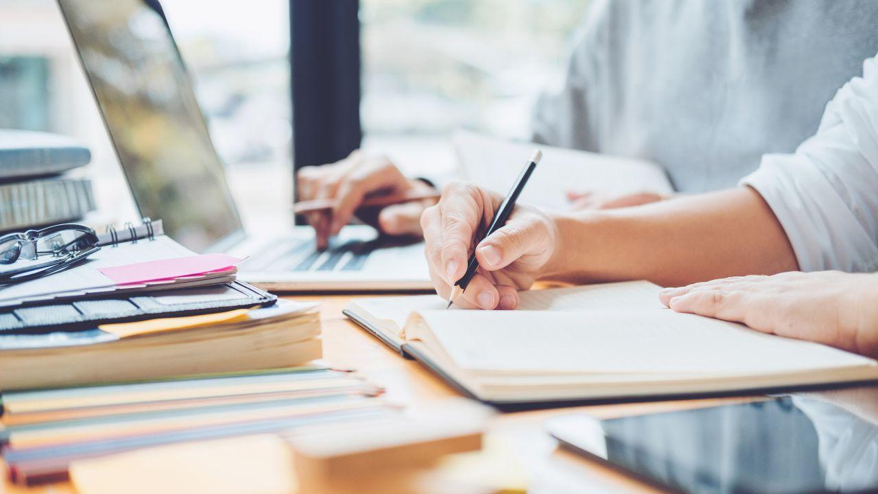 Ritme Waktu Mahasiswa: Antara Deadline, Produktivitas, Dan Seni Menunda