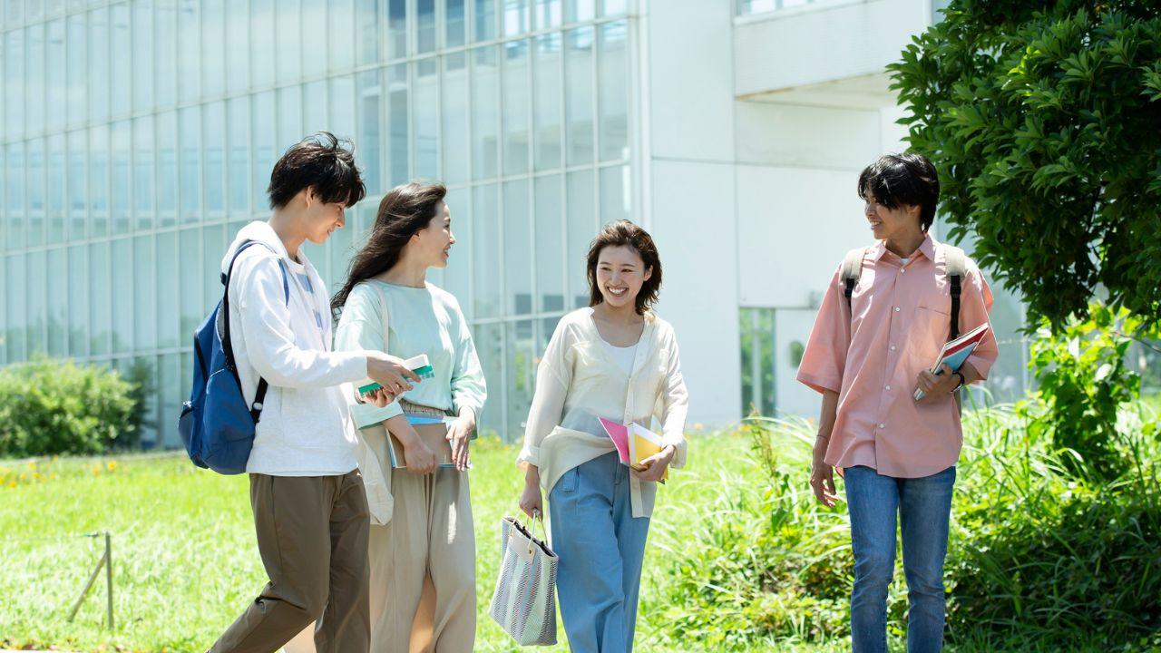 Ruang Kelas Tak Terlihat: Bagaimana Media Sosial Membentuk Cara Berpikir Mahasiswa