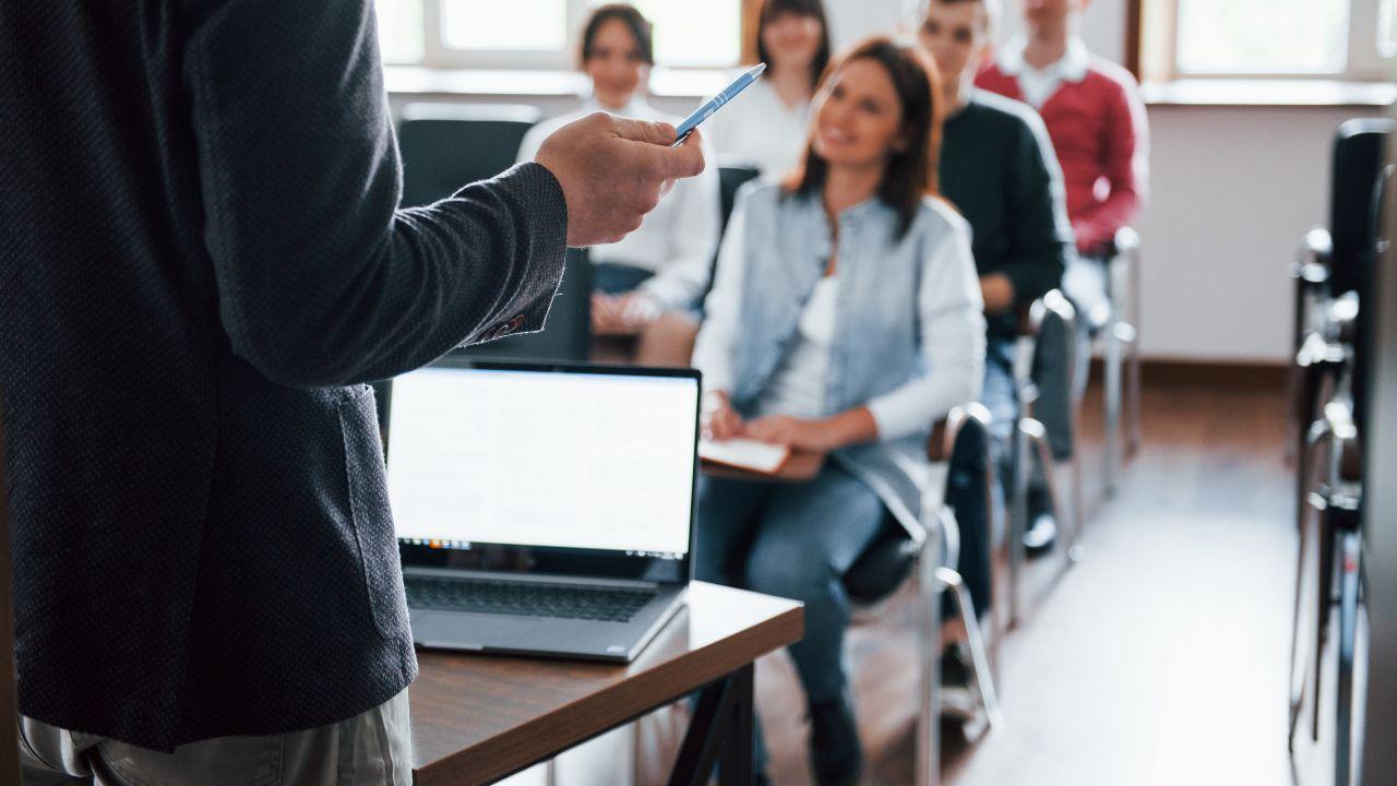 Ritme Hidup Mahasiswa Di Era Serba Cepat: Antara Produktivitas, Waktu Luang, Dan Kelelahan