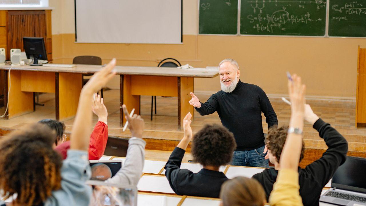 Antara Buku, Organisasi, Dan Kehidupan Nyata: Menjadi Mahasiswa Secara Utuh