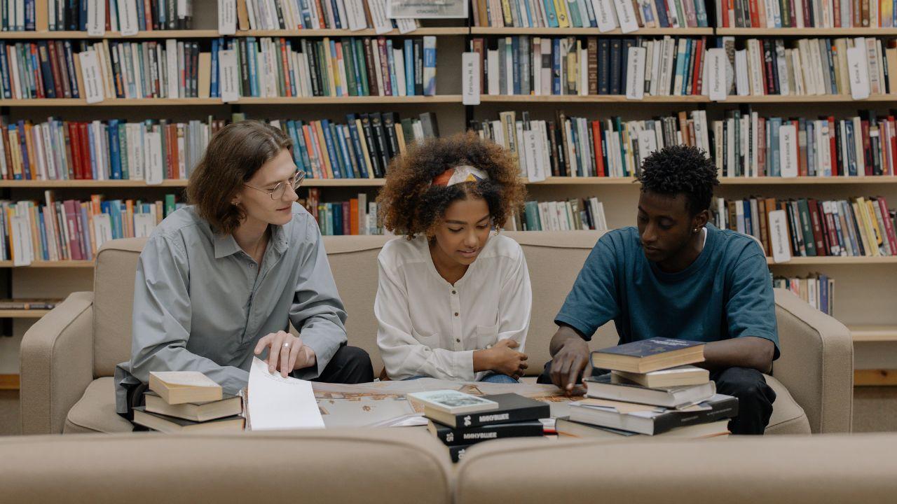 Pengaruh Media Sosial Terhadap Kehidupan Mahasiswa