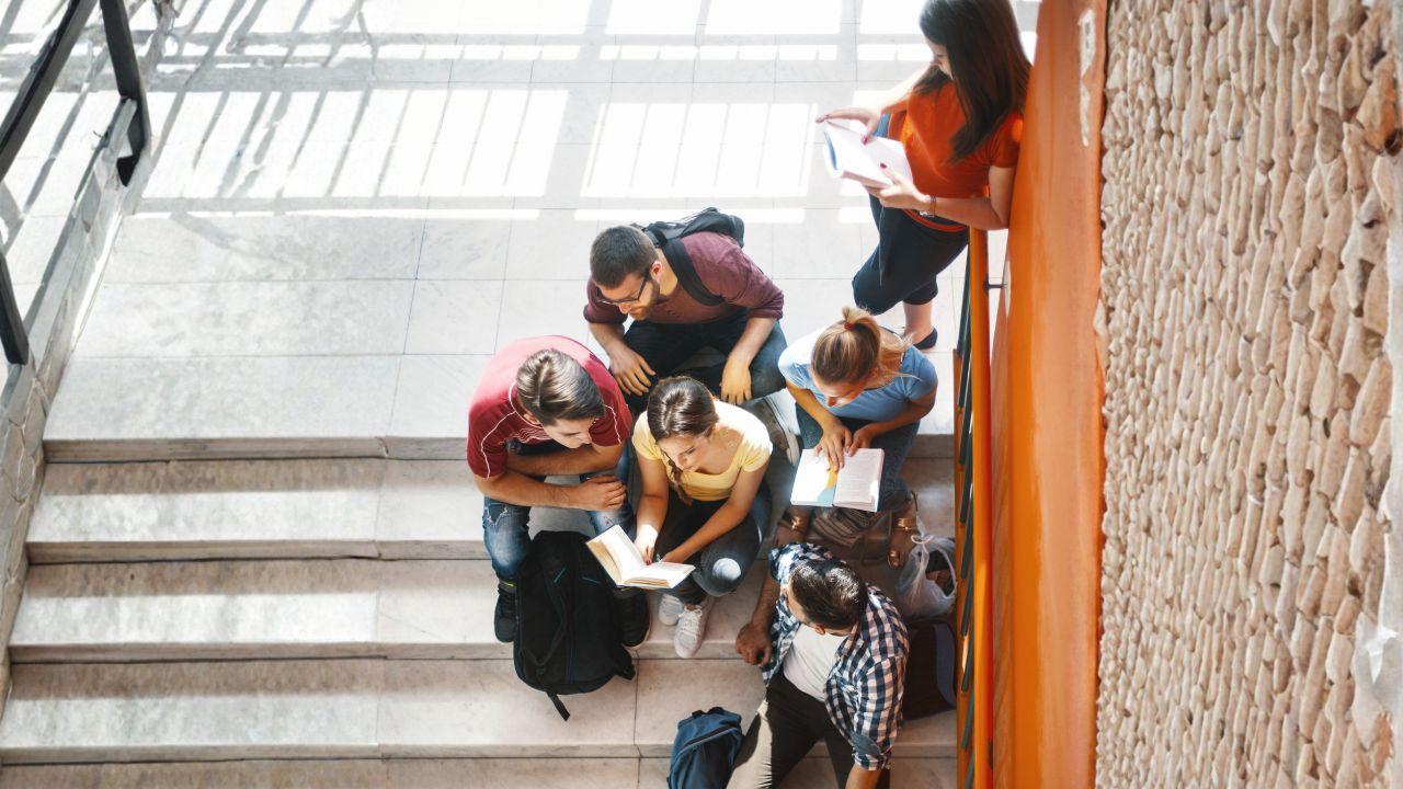 Kesehatan Mental Mahasiswa: Strategi Bertahan Dan Berkembang Di Masa Kuliah