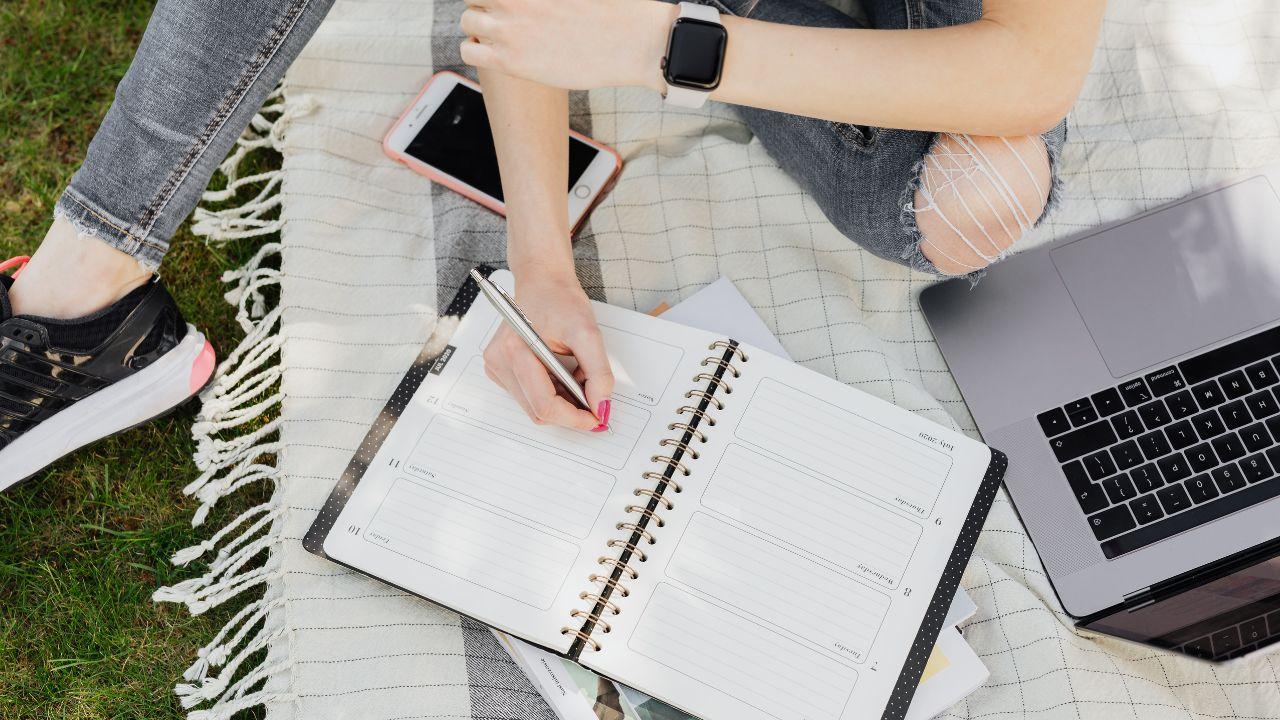 Peran Mahasiswa Dalam Masyarakat: Antara Akademisi Dan Agen Perubahan Sosial