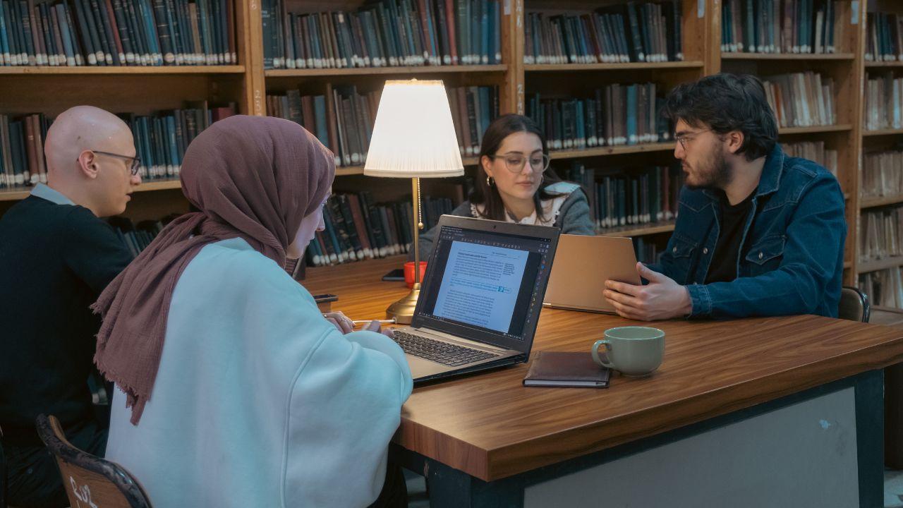 Aktivitas Akademik Dan Nonakademik Mahasiswa Kampus