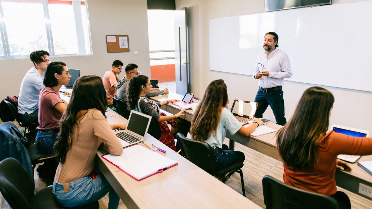 Manajemen Waktu Mahasiswa Antara Kuliah Dan Organisasi