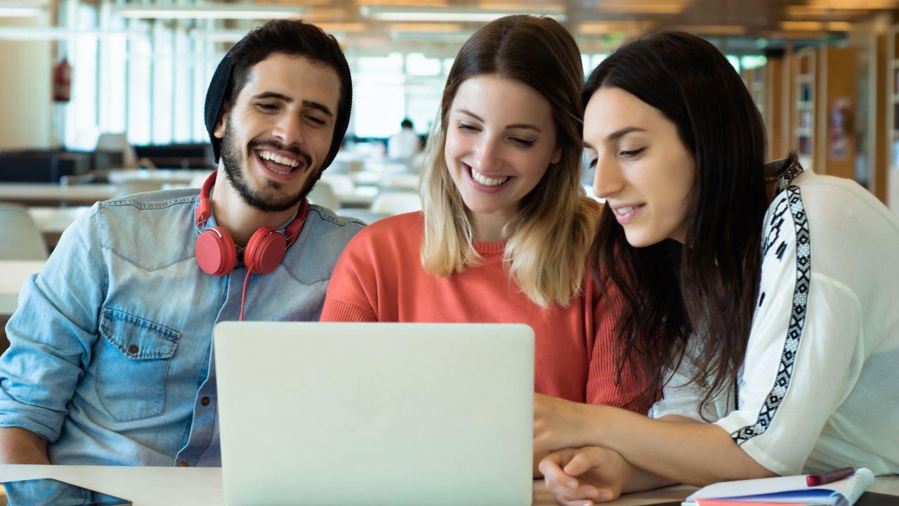 Mahasiswa Dan Peran Media Sosial Dalam Kehidupan Kampus