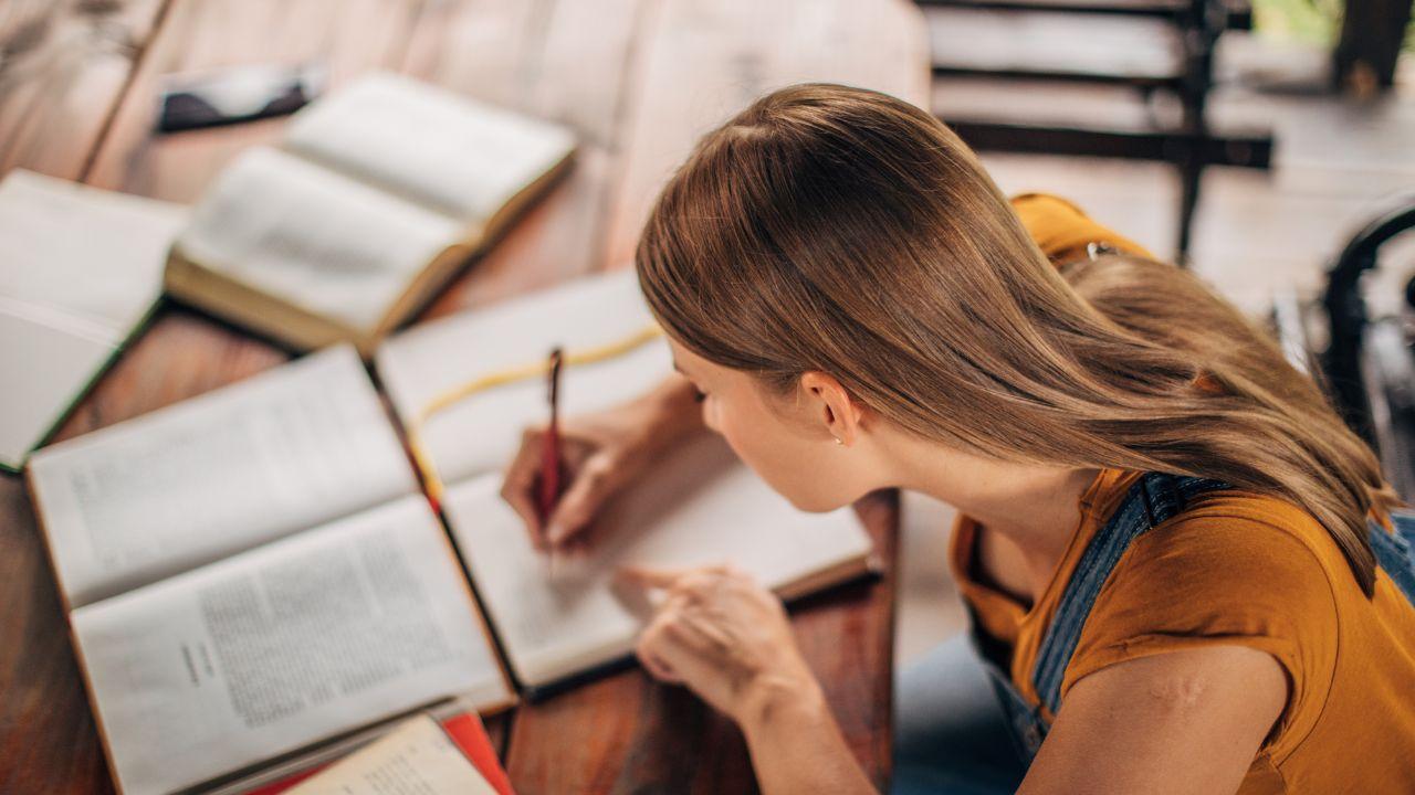 Mahasiswa Dan Budaya Diskusi Sebagai Sarana Pengembangan Akademik