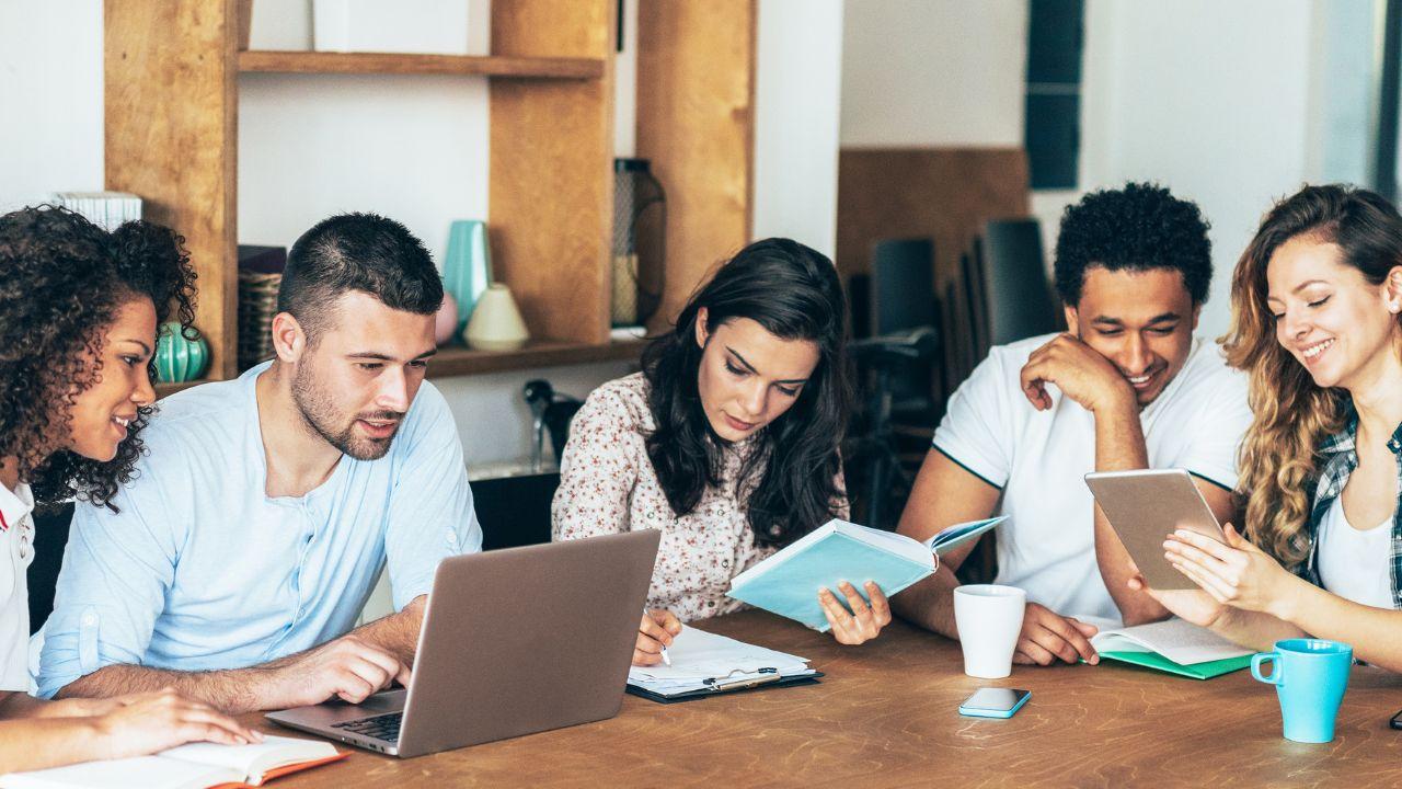 Tantangan Mahasiswa Semester Awal Dalam Beradaptasi Dengan Dunia Kampus