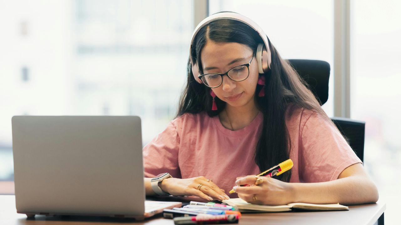 Mahasiswa Dan Peran Teknologi Dalam Pengembangan Akademik