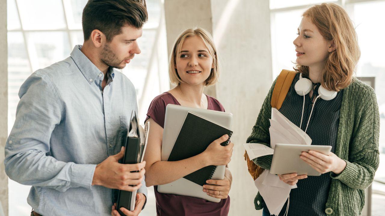 Mahasiswa Inspiratif: Mengembangkan Kepemimpinan Lewat Kegiatan Sosial”