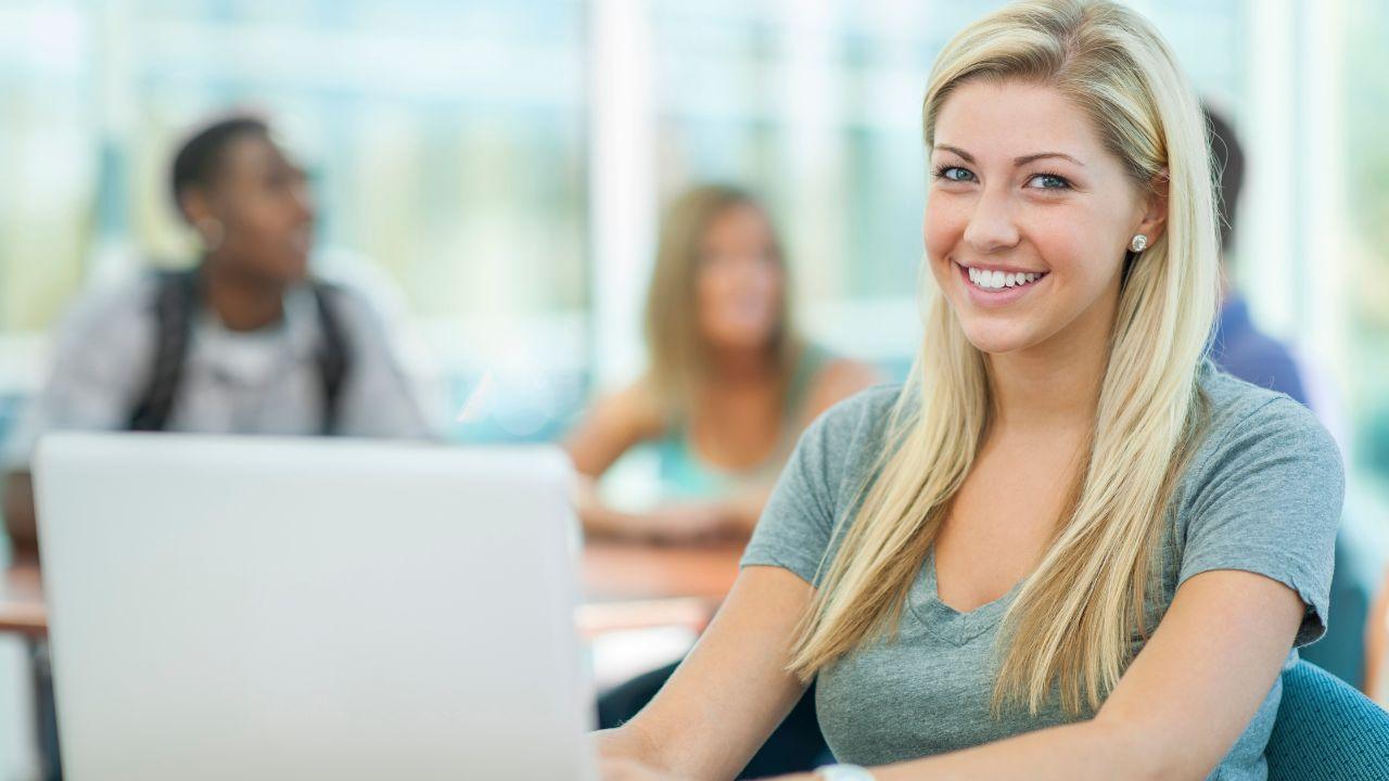 Mahasiswa Tingkat Akhir Dan Tantangan Menyelesaikan Studi