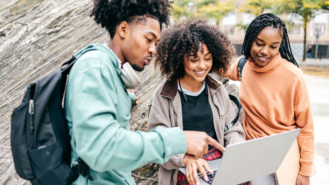 Pentingnya Mahasiswa Mengikuti Seminar Akademik Untuk Pengembangan Diri