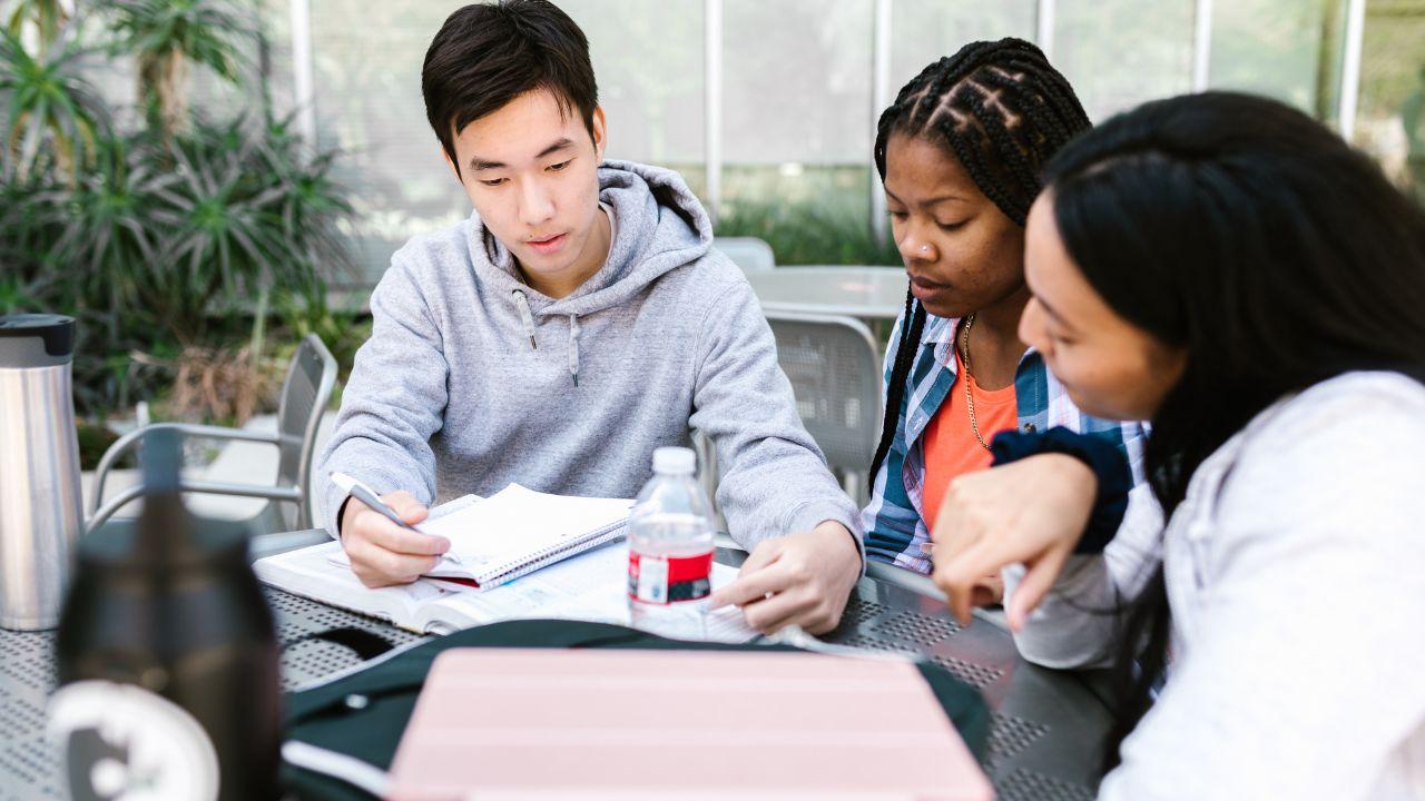 Strategi Mahasiswa Menghadapi Dosen Dengan Karakter Yang Berbeda
