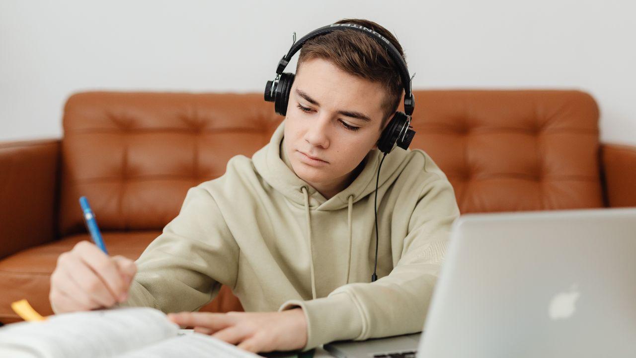 Mahasiswa Sebagai Agen Perubahan Dalam Lingkungan Kampus Dan Masyarakat