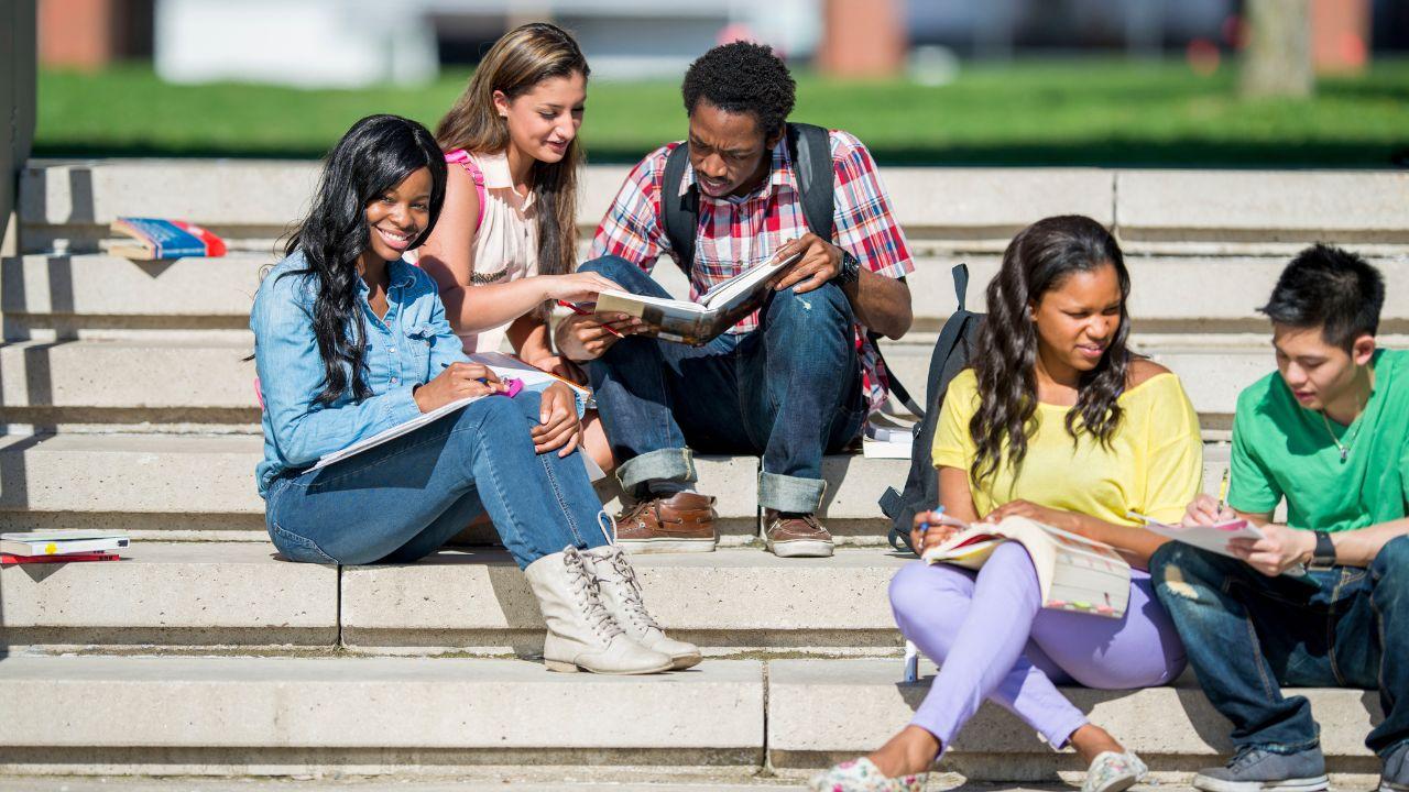 Mahasiswa Dan Persiapan Mental Menghadapi Dunia Kerja Setelah Lulus