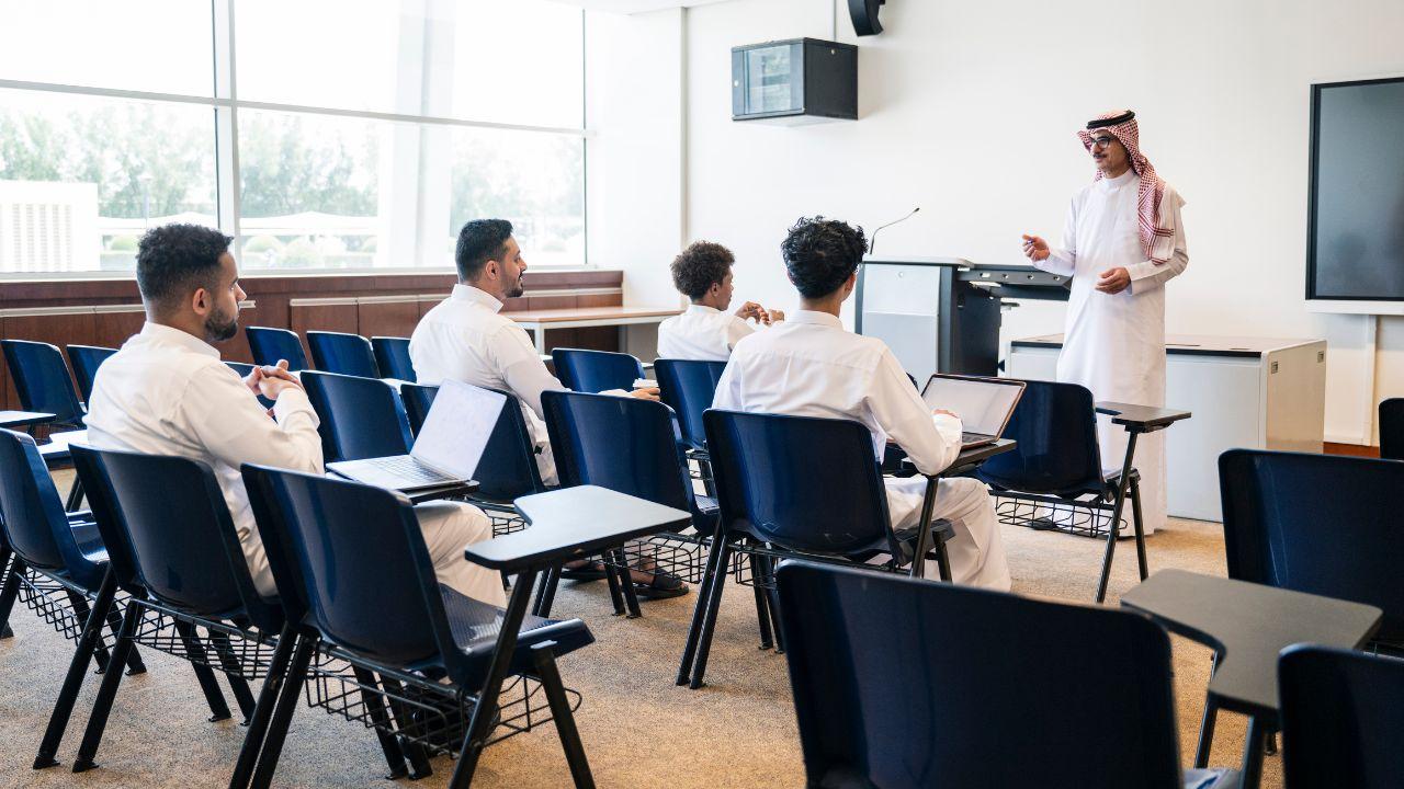 Mahasiswa Dan Tantangan Pendidikan Tinggi Indonesia: Membangun Kompetensi, Karakter, Dan Kepedulian Sosial