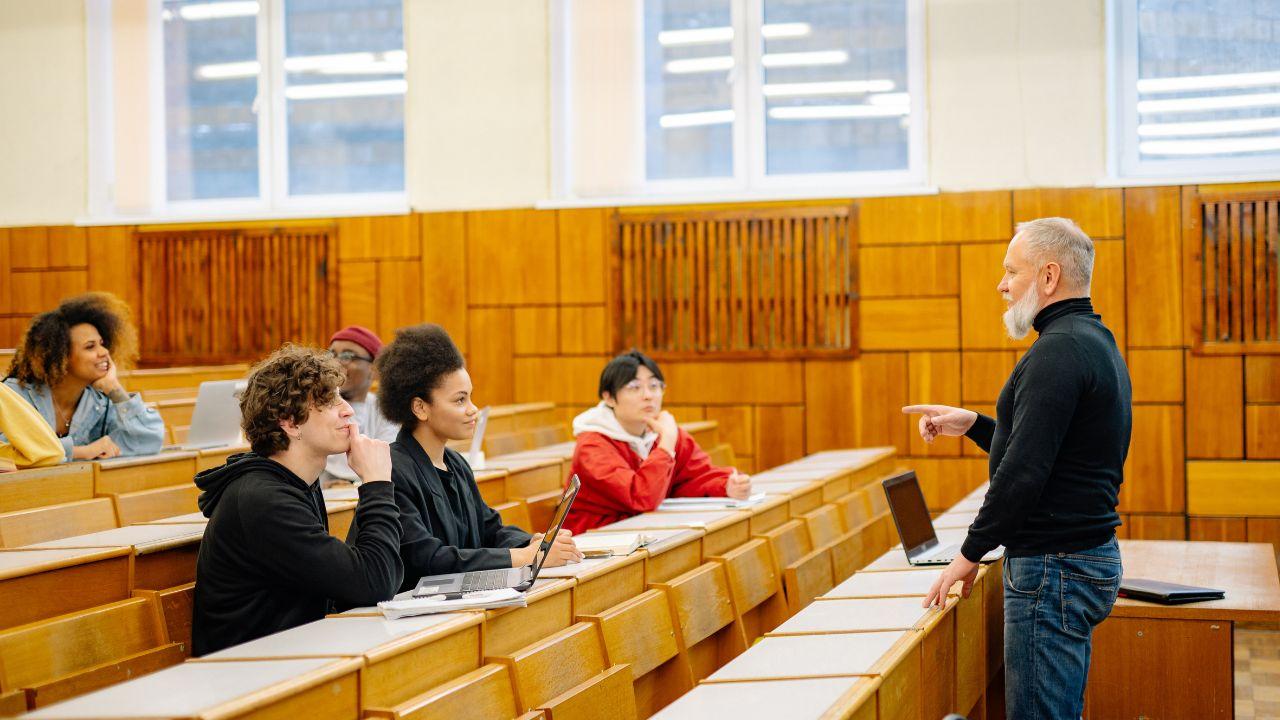Kehidupan Mahasiswa Di Kampus: Antara Akademik, Organisasi, Dan Kesehatan Mental