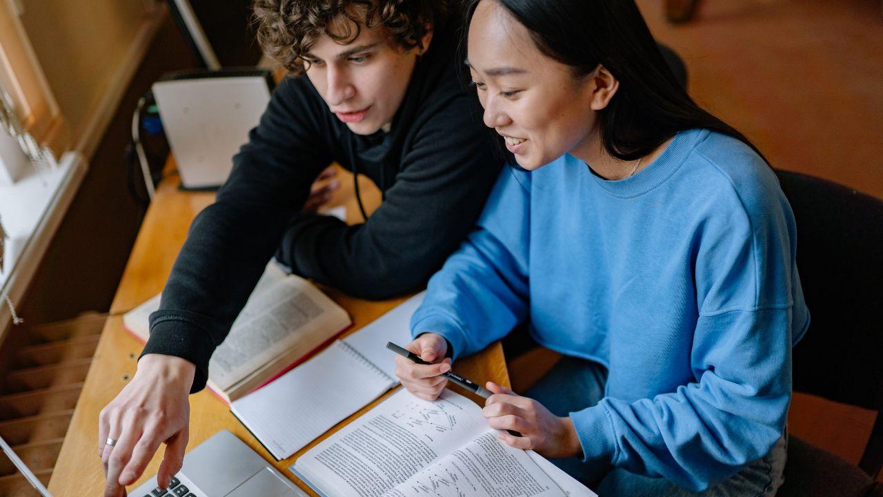 Mahasiswa Dan Penguatan Literasi Digital Untuk Meningkatkan Kompetensi Akademik Dan Profesional