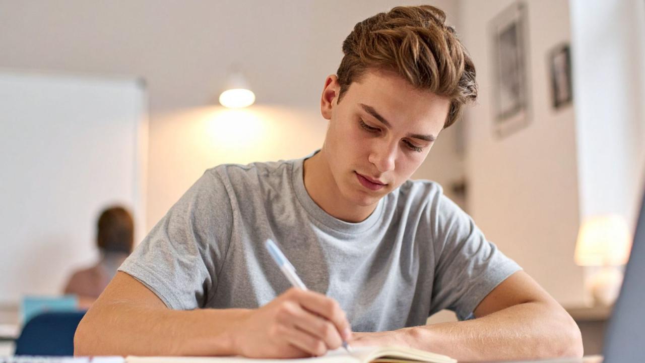 Mahasiswa Dan Kemampuan Public Speaking: Membangun Kepercayaan Diri Di Ruang Akademik